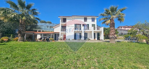 Foto Villa singola a Sanremo Corso degli Inglesi di 259 m² con 7 locali