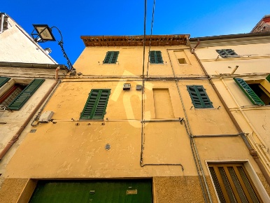 Foto Villa bifamiliare a Jesi Centro Storico di 171 m² con 5 locali