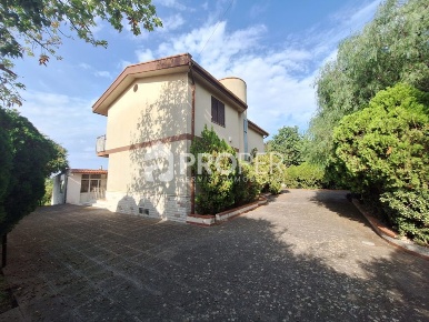 Foto Villa unifamiliare a Carini Milioti di 206 m² con 8 locali in vendita
