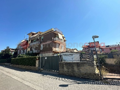 Foto Appartamento in Como, Albano Laziale Pavona di 120 m² con 4 locali