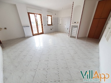 Foto Appartamento in Via Ungheria, Fondi Centro di 100 m² con 6 locali