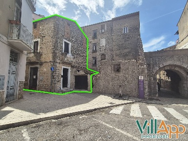 Foto Appartamento in Via dei Volsci, Fondi Centro di 135 m² con 10 locali