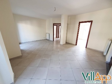 Foto Appartamento in Via Aldo Moro, Fondi Centro di 90 m² con 6 locali