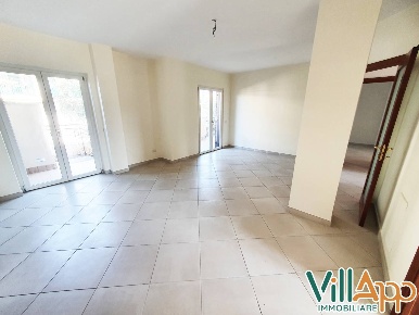 Foto Appartamento in Via Aldo Moro, Fondi Centro di 90 m² con 6 locali