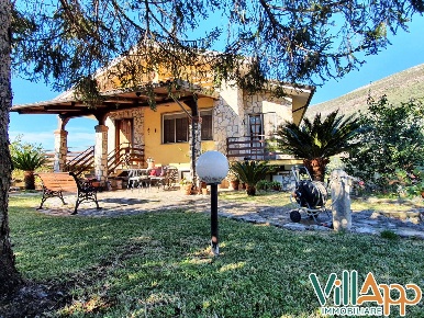 Foto Villa unifamiliare in Via Provinciale per Lenola, Fondi di 340 m²