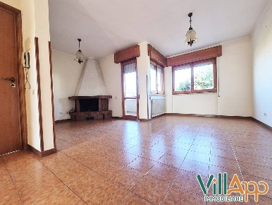 Foto Appartamento in Via Toscana, Fondi Centro di 105 m² con 6 locali