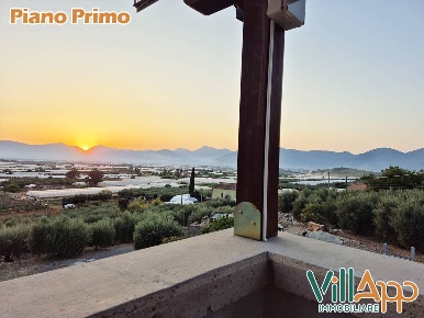 Foto Villa unifamiliare in Via Molelle, Fondi di 122 m² con 6 locali