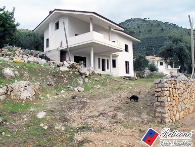 Foto Villa unifamiliare in Via Ripa, Fondi di 250 m² con 6 locali