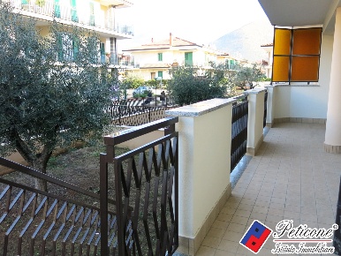 Foto Appartamento in Via Aldo Moro, Fondi Centro di 80 m² con 6 locali
