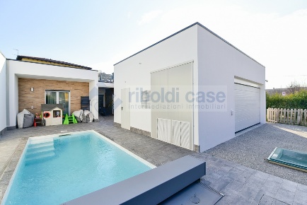 Foto Villa unifamiliare a Cantù Arconi di 200 m² con 4 locali in vendita