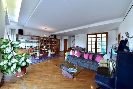 Foto Villa bifamiliare a Cantù di 450 m² con 10 locali in vendita