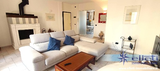 Foto Appartamento a Massa Marina di Massa Centro di 115 m² con 5 locali