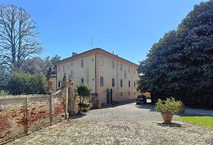 Foto Villa unifamiliare a Pisa San Francesco di 1500 m² con 15 locali