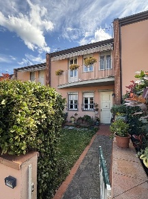 Foto Villa a schiera a Lucca Santissima Annunziata di 185 m² con 8 locali