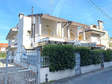 Foto Villa a schiera a Massa Marina di Massa Centro di 90 m² con 5 locali