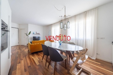 Foto Appartamento in VIA BATTISTA NICCOLINI, Milano Paolo Sarpi di 100 m²